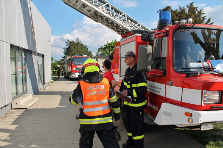 Hasiči nacvičovali zásah v hořící hvězdárně