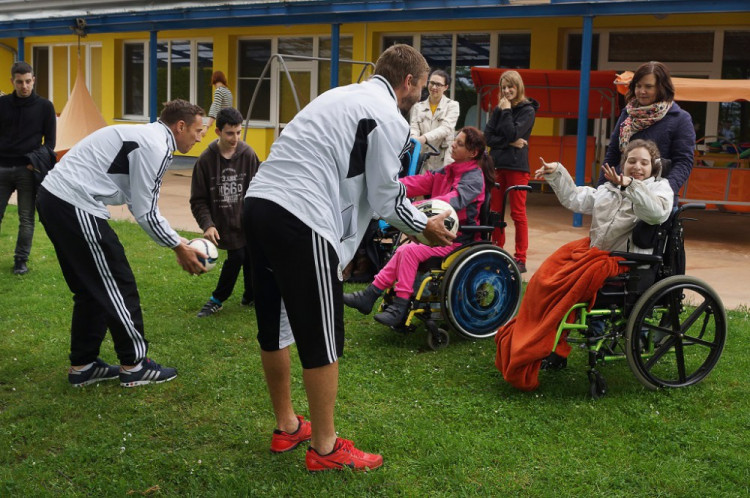 Hráči Dynama na návštěvě v centru Bazalka 2016