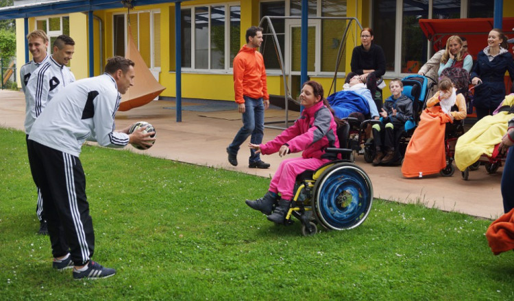 Hráči Dynama na návštěvě v centru Bazalka 2016