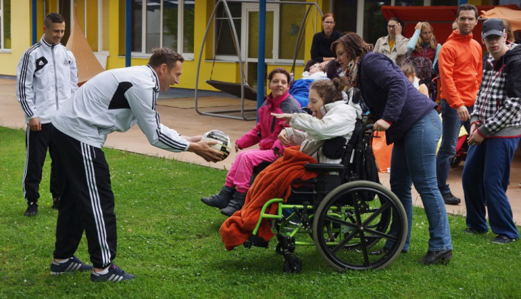 Hráči Dynama na návštěvě v centru Bazalka 2016