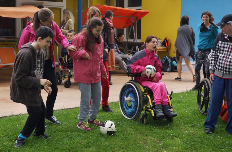 Hráči Dynama na návštěvě v centru Bazalka 2016