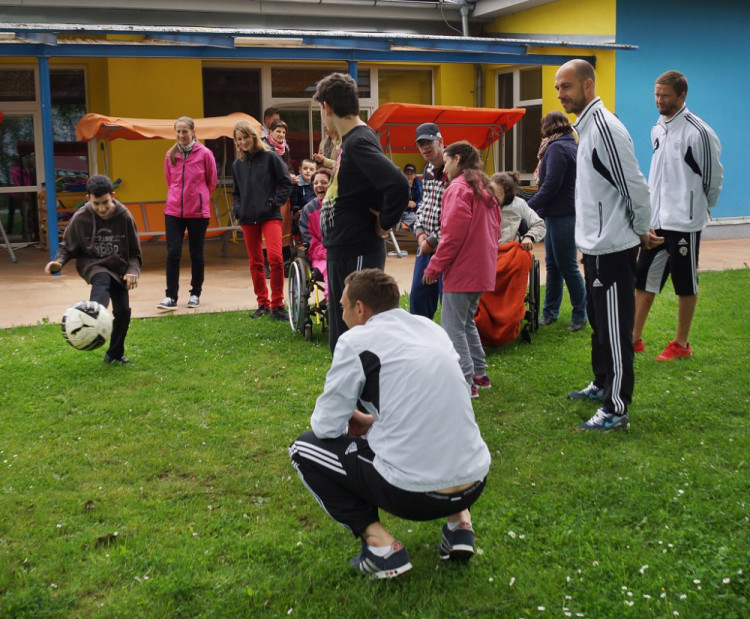 Hráči Dynama na návštěvě v centru Bazalka 2016