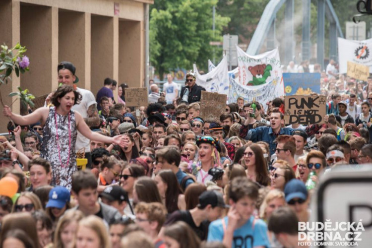 Majálesový průvod 2016