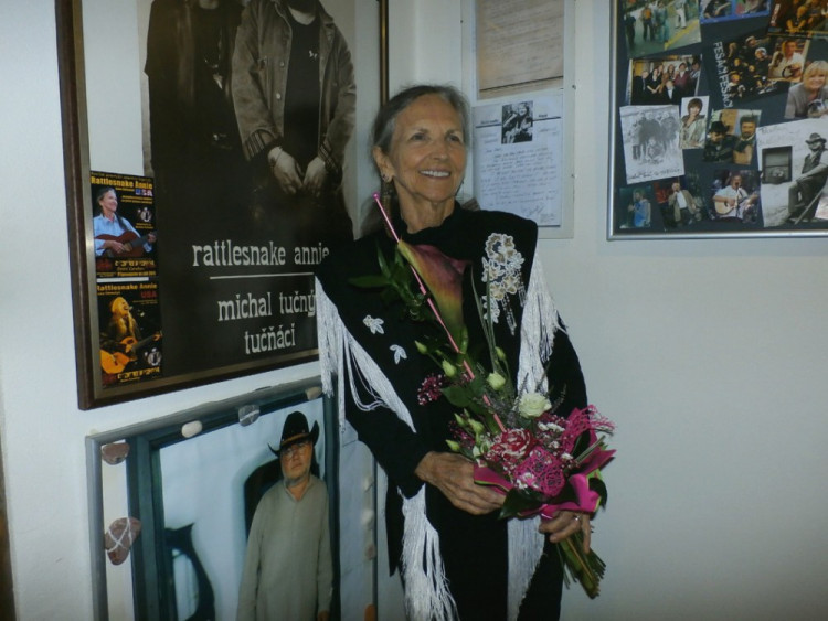 Rattlesnake Annie v country hospodě El Paso