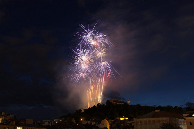 Festival ohňostrojů zakončil epilog nad hradem Špilberk