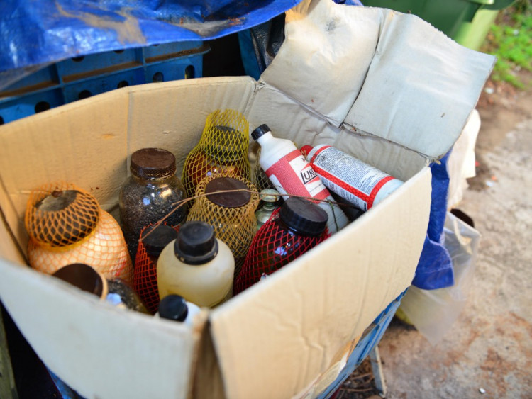 V Nedvědici začala likvidace nelegálního skladiště chemikálií