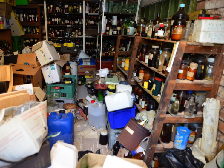V Nedvědici začala likvidace nelegálního skladiště chemikálií