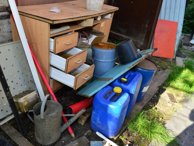 V Nedvědici začala likvidace nelegálního skladiště chemikálií