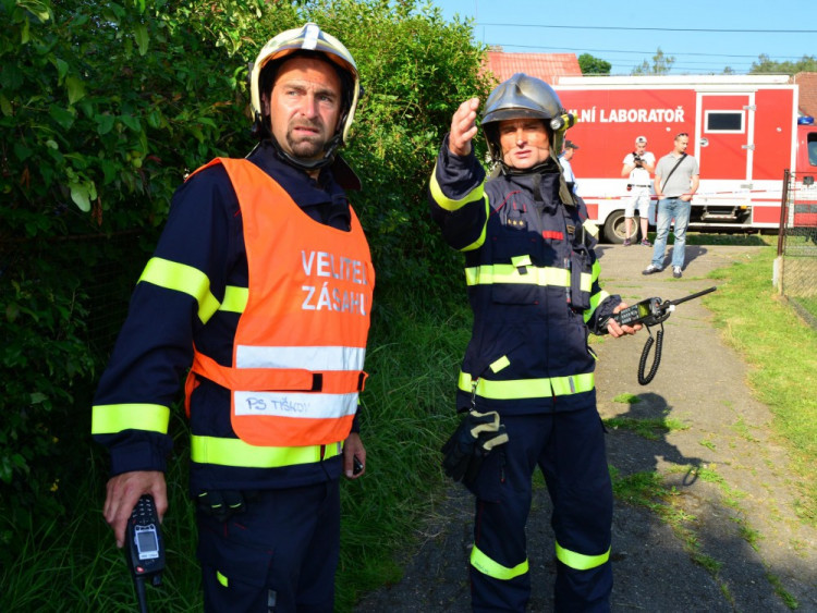 V Nedvědici začala likvidace nelegálního skladiště chemikálií