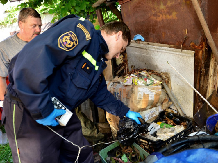 V Nedvědici začala likvidace nelegálního skladiště chemikálií