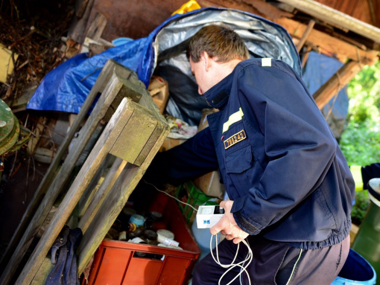 V Nedvědici začala likvidace nelegálního skladiště chemikálií