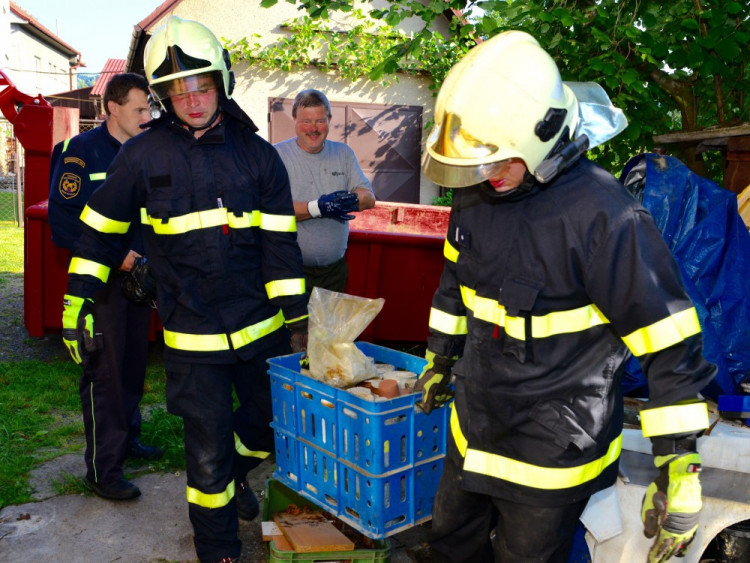 V Nedvědici začala likvidace nelegálního skladiště chemikálií
