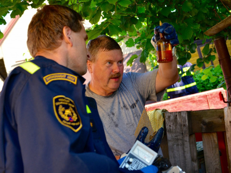 V Nedvědici začala likvidace nelegálního skladiště chemikálií