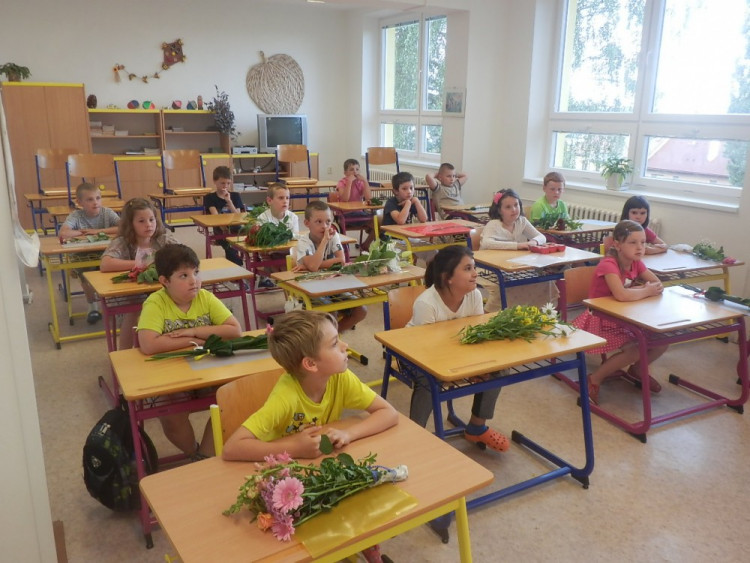 Předávání závěrečného vysvědčení ve školním roce 2015/2016, ZŠ Kostelec