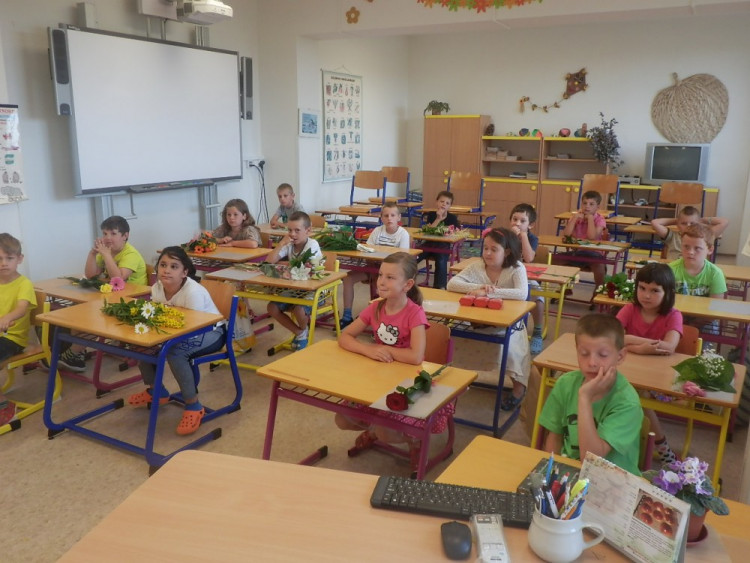 Předávání závěrečného vysvědčení ve školním roce 2015/2016, ZŠ Kostelec