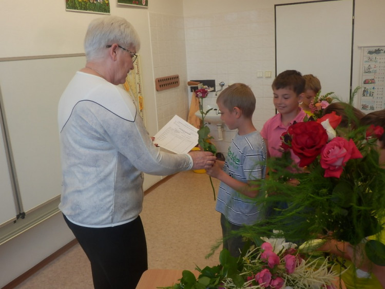 Předávání závěrečného vysvědčení ve školním roce 2015/2016, ZŠ Kostelec