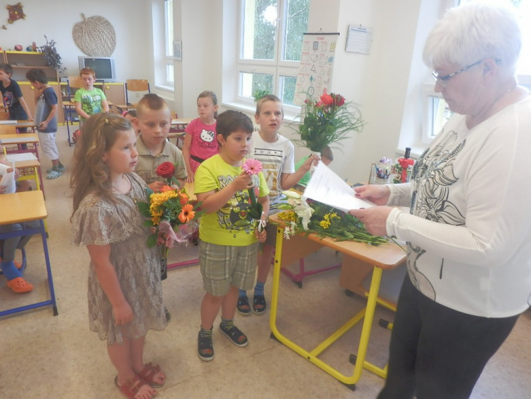 Předávání závěrečného vysvědčení ve školním roce 2015/2016, ZŠ Kostelec