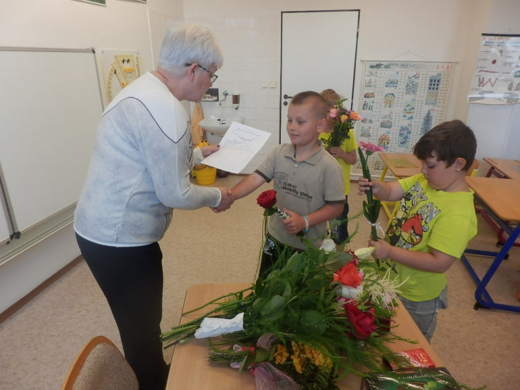 Předávání závěrečného vysvědčení ve školním roce 2015/2016, ZŠ Kostelec