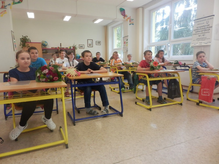 Předávání závěrečného vysvědčení ve školním roce 2015/2016, ZŠ Kostelec