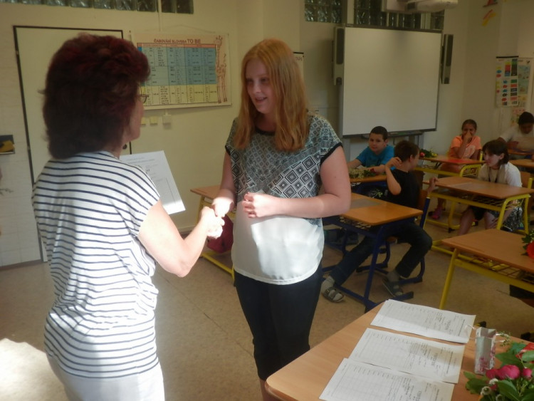 Předávání závěrečného vysvědčení ve školním roce 2015/2016, ZŠ Kostelec