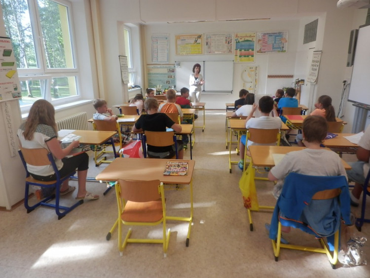 Předávání závěrečného vysvědčení ve školním roce 2015/2016, ZŠ Kostelec