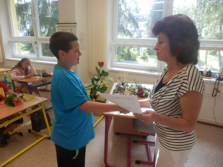 Předávání závěrečného vysvědčení ve školním roce 2015/2016, ZŠ Kostelec