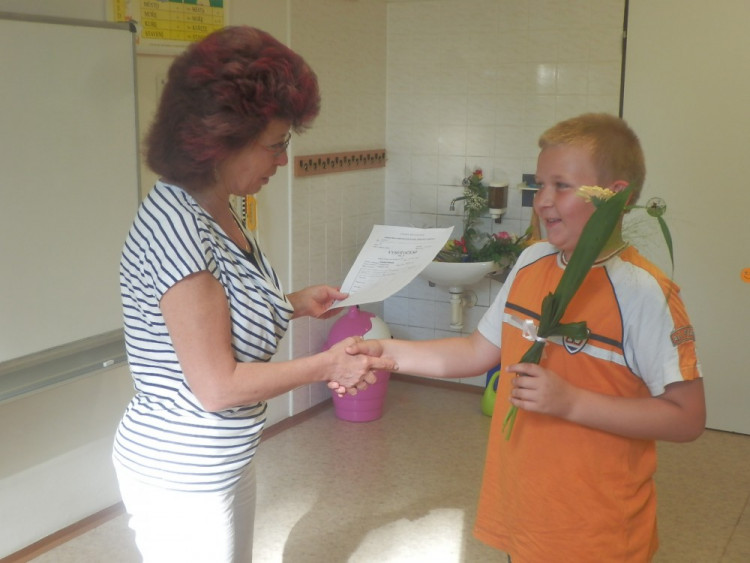 Předávání závěrečného vysvědčení ve školním roce 2015/2016, ZŠ Kostelec