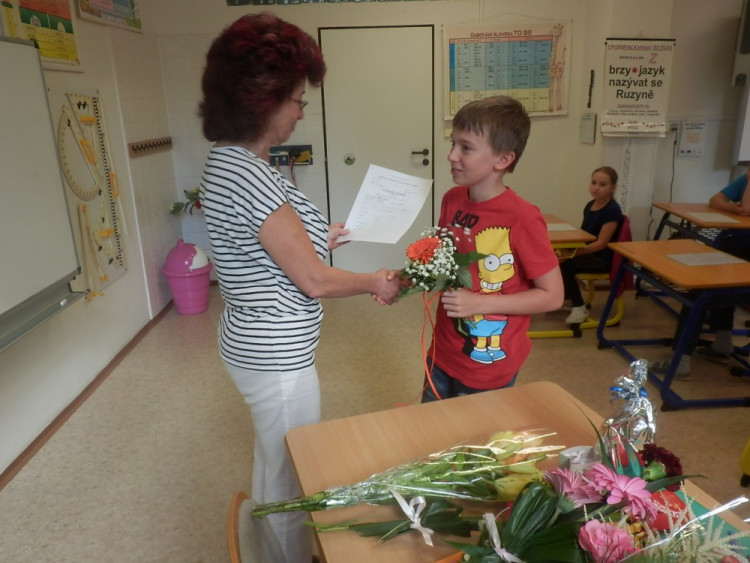 Předávání závěrečného vysvědčení ve školním roce 2015/2016, ZŠ Kostelec