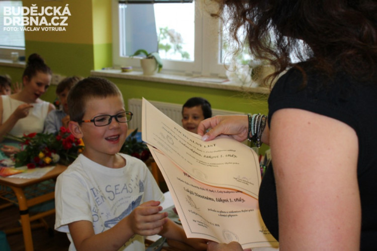 Předávání vysvědčení na konci školního roku 2015/2016