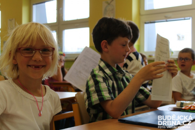 Předávání vysvědčení na konci školního roku 2015/2016