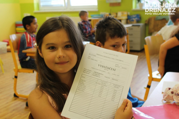 Předávání vysvědčení na konci školního roku 2015/2016