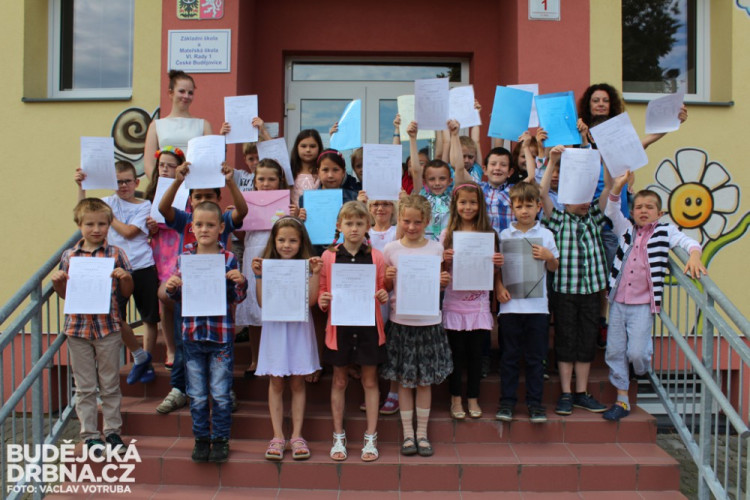 Předávání vysvědčení na konci školního roku 2015/2016