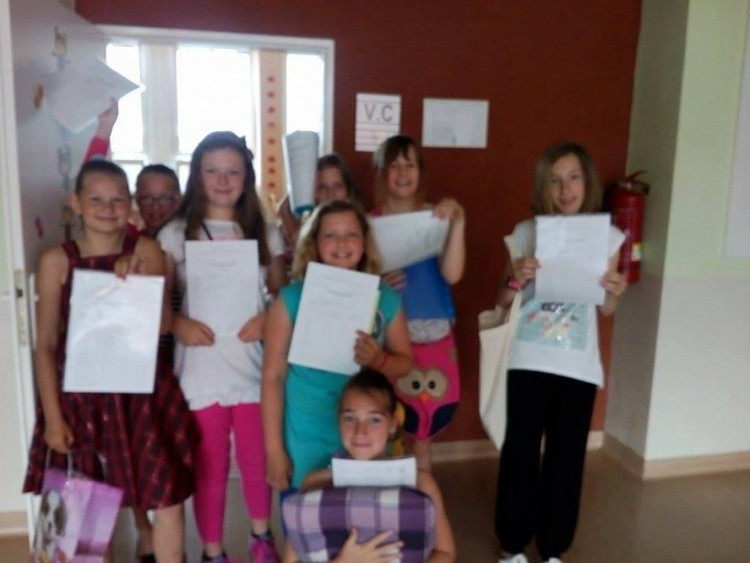 Předávání závěrečného vysvědčení ve školním roce 2015/2016, ZŠ Seifertova