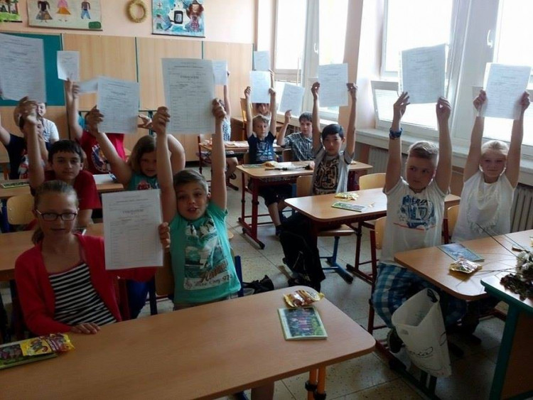 Předávání závěrečného vysvědčení ve školním roce 2015/2016, ZŠ Seifertova