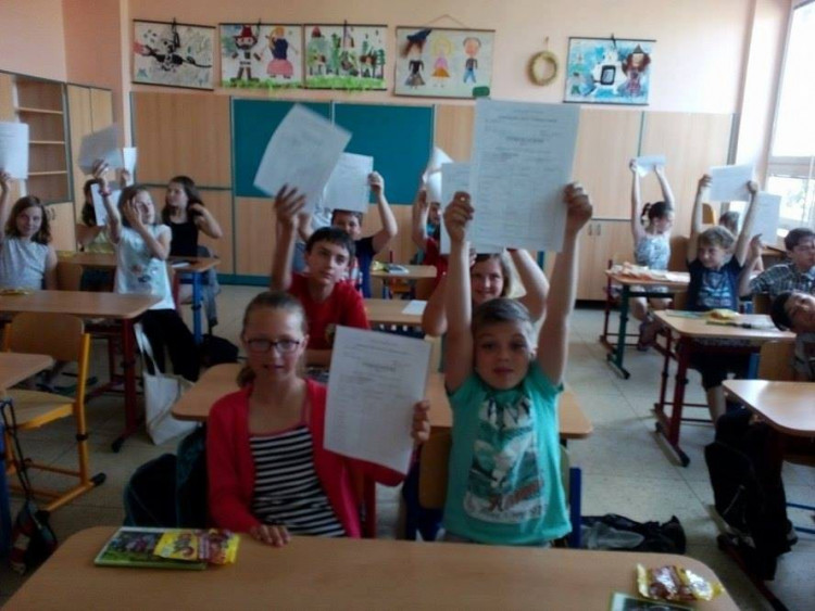 Předávání závěrečného vysvědčení ve školním roce 2015/2016, ZŠ Seifertova