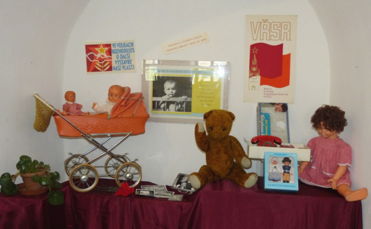 Výstava v Třešti: Mami, co jsi mi koupila?