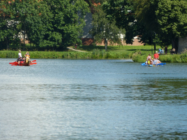 Závody dračích lodí v Telči 2016