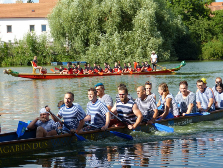 Závody dračích lodí v Telči 2016