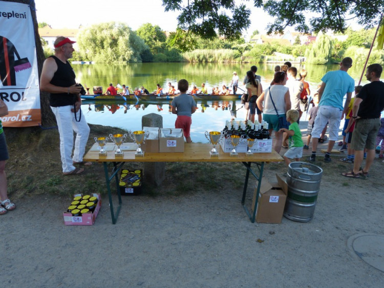 Závody dračích lodí v Telči 2016