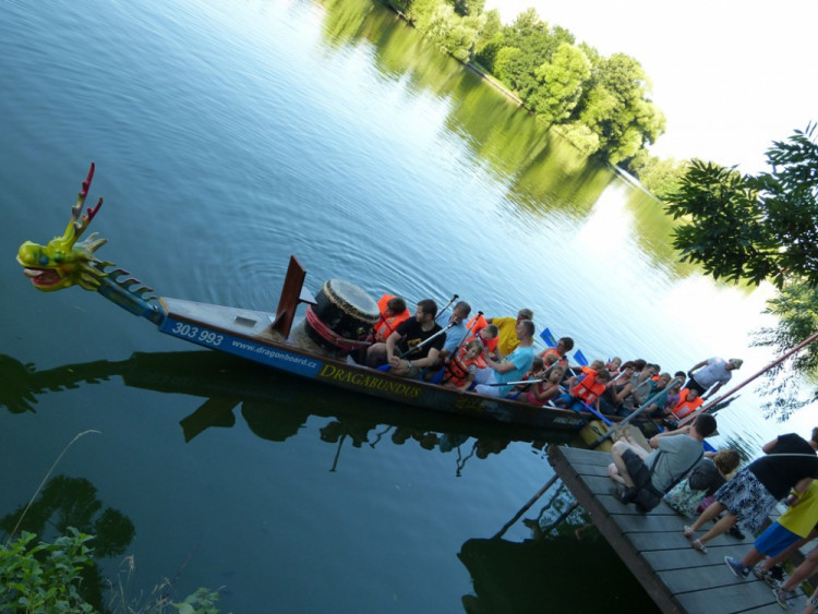 Závody dračích lodí v Telči 2016