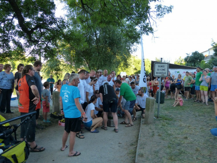 Závody dračích lodí v Telči 2016