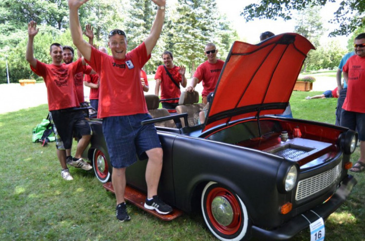 Velkou pozornost v Bechyni budil unikátní koloběžko - automobil.