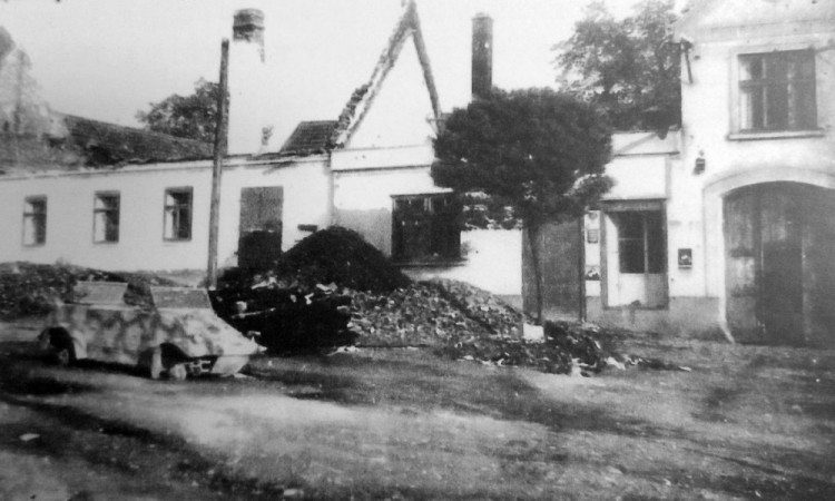 Jen v roce 1942 bylo za pomoc parašutistům popraveno 23 obyvatel Bernartic. 14 dalších zahynulo během povstání v květnu 1945.