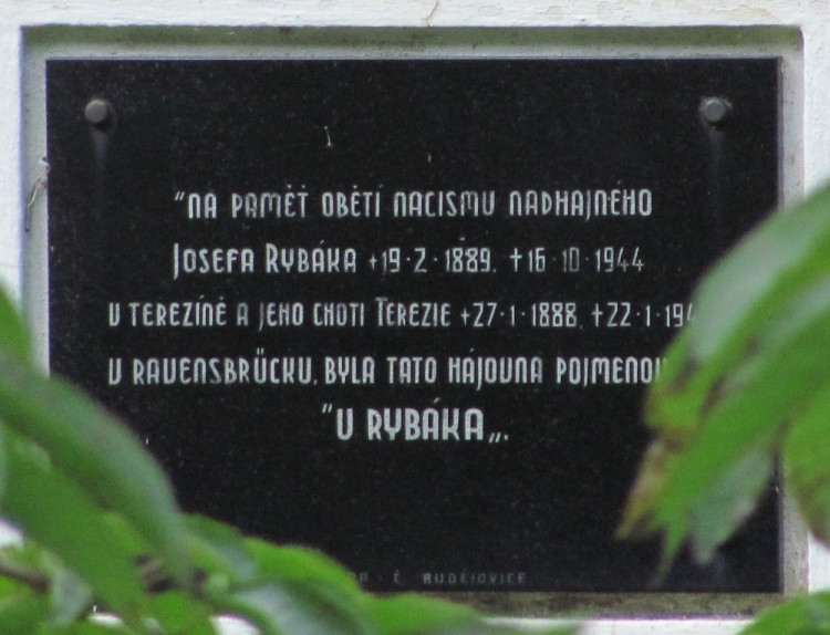 Pamětní deska hajného Rybáka a jeho ženy