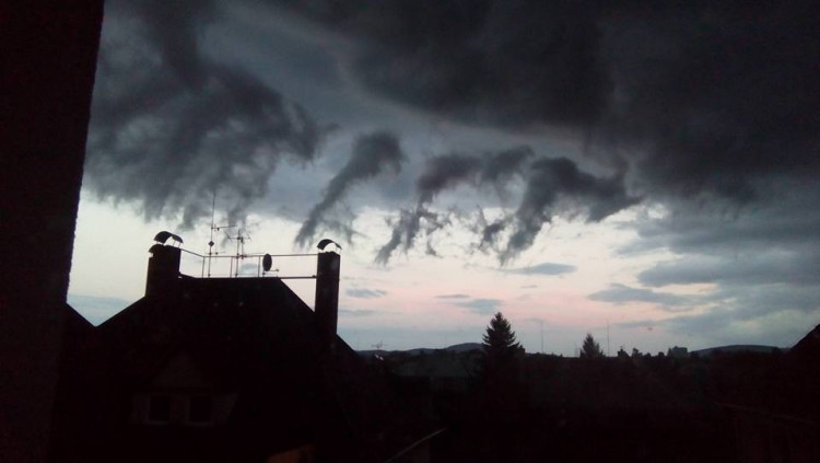 Nedělní obloha nad Libercem