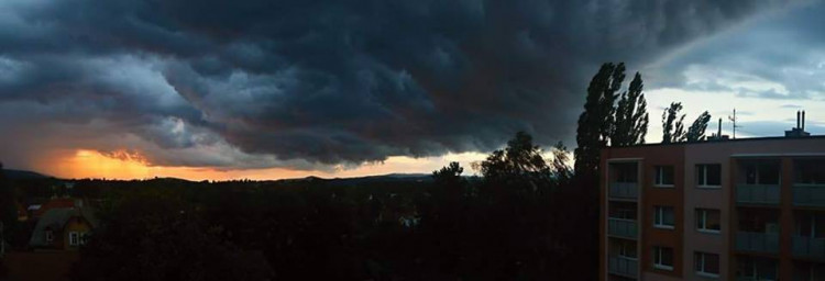 Nedělní obloha nad Libercem