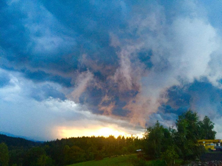 Nedělní obloha nad Libercem