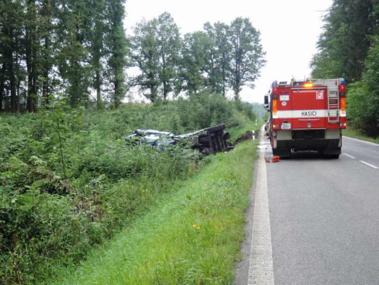 Silnici na Frýdlantsku už neblokuje převrácený kamion