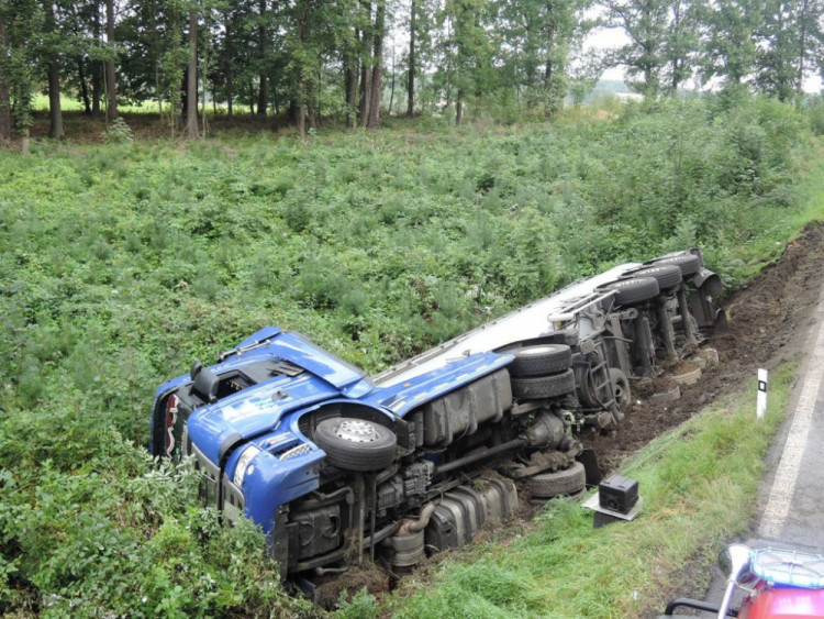 Silnici na Frýdlantsku už neblokuje převrácený kamion