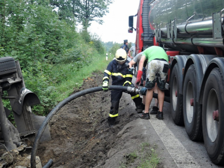 Silnici na Frýdlantsku už neblokuje převrácený kamion